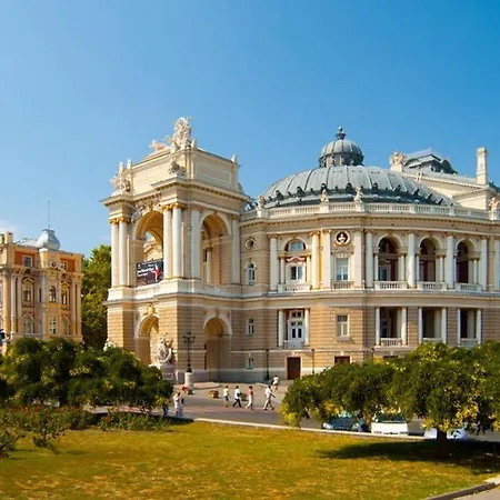 три квартала от оперного-тихий лофт-новый апарт Апартаменти *