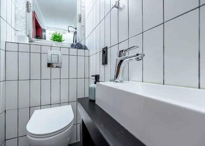 три квартала от оперного-тихий лофт-новый апарт Apartman *