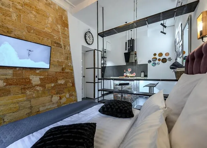 три квартала от оперного-тихий лофт-новый апарт Apartman *