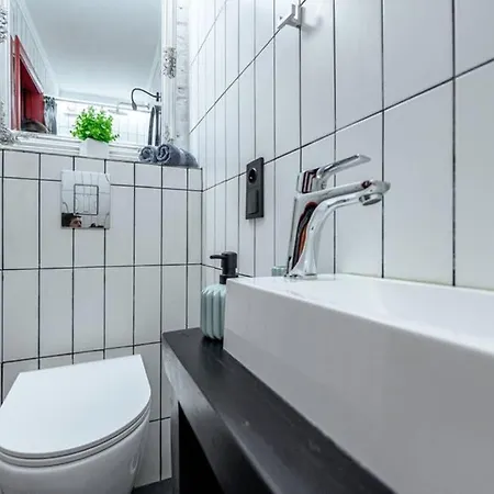 три квартала от оперного-тихий лофт-новый апарт Apartment *